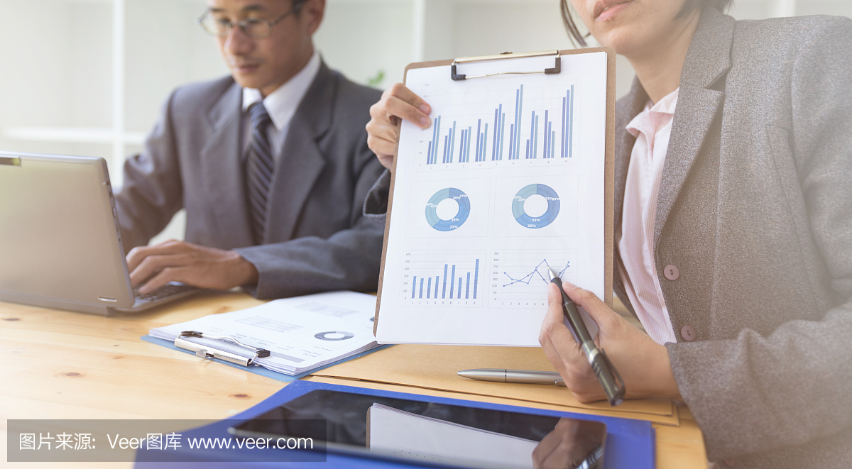 商務人員出席專業(yè)投資者的創(chuàng)業(yè)項目。財務經(jīng)理會議和討論分析數(shù)據(jù)的圖表和圖表顯示的結(jié)果。企業(yè)財務和營銷理念